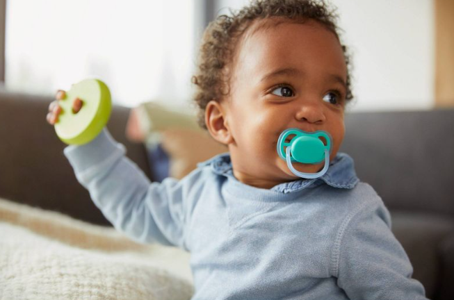 Philips Avent Ultra Air Chupete – 4 chupetes ligeros y transpirables para  bebés de 6 a 18 meses, sin BPA, con estuche de transporte esterilizador